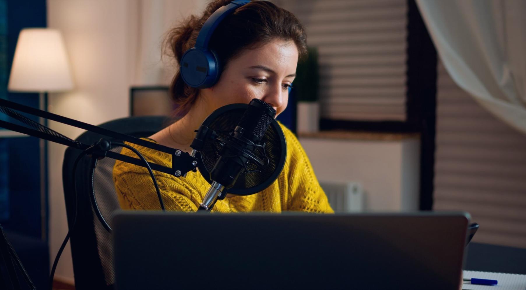 Робочий простір сучасного журналіста з ноутбуком та блокнотами